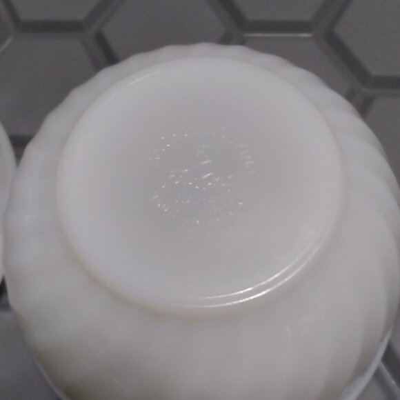 Fire King White Swirl nesting bowls 7'' & 8'' - Picture 6 of 6